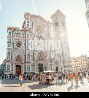 19 OCTOBRE 2018, FLORENCE, ITALIE : cathédrale de Florence avec foules de touristes sur une place Banque D'Images