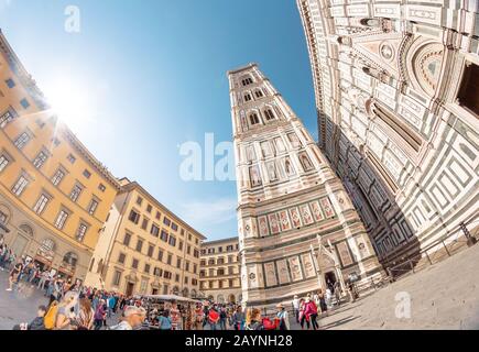 19 OCTOBRE 2018, FLORENCE, ITALIE : cathédrale de Florence avec foules de touristes sur une place Banque D'Images