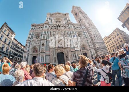 19 OCTOBRE 2018, FLORENCE, ITALIE : cathédrale de Florence avec foules de touristes sur une place Banque D'Images