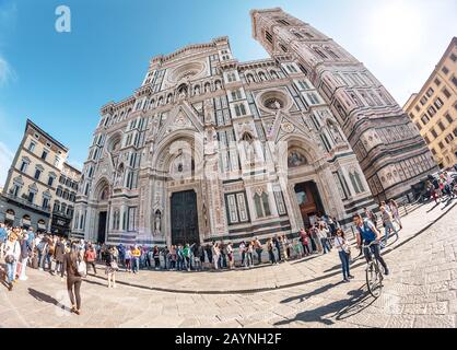 19 OCTOBRE 2018, FLORENCE, ITALIE : cathédrale de Florence avec foules de touristes sur une place Banque D'Images