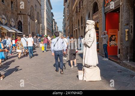 19 OCTOBRE 2018, FLORENCE, ITALIE : artiste de rue comme statue vivante Banque D'Images