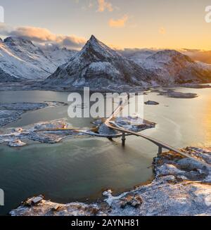 Vue Aérienne Des Ponts De Fredvang, Fredvang, Flakstad, Moskenesøya, Nordland, Norvège, Europe Du Nord Banque D'Images