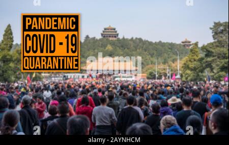 Signe pandémique d'avertissement de quarantaine en raison du virus Covid-19 ou Corona en Chine avec des foules quittant La Cité Interdite à Beijing Banque D'Images