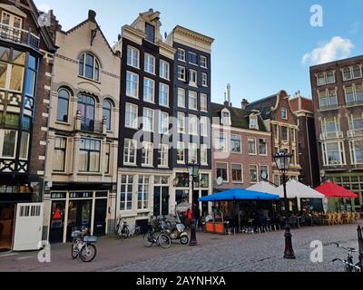 Maisons traditionnelles dans le centre-ville d'Amsterdam aux Pays-Bas Banque D'Images