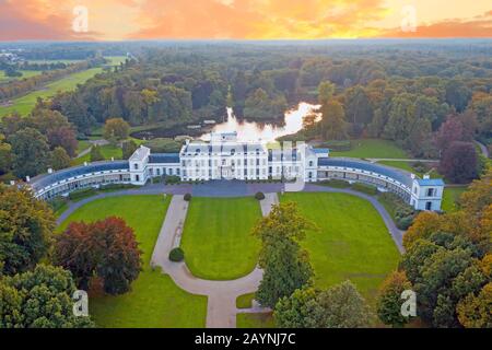 Palais de Soestdijk aériennes dans les Pays-Bas au coucher du soleil Banque D'Images