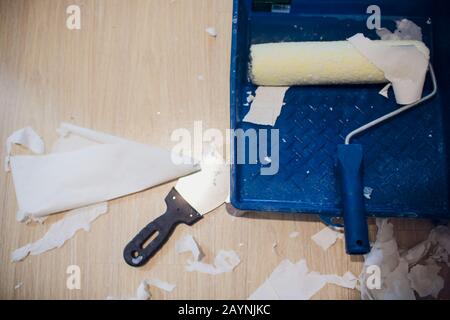 Sol sale dans une chambre en raison de papier peint retiré Banque D'Images