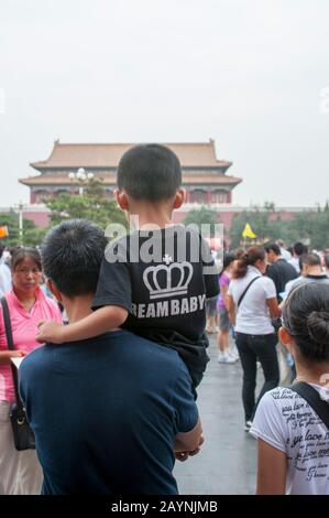 Le père chinois portant son fils avec un t-shirt de rêve pour bébé (une seule politique pour les enfants) visite de la Cité Interdite à Beijing, en Chine. Banque D'Images