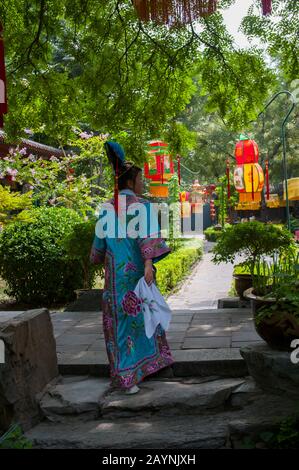 Une serveuse vêtue d'un costume historique au restaurant Bai Jia Da Yuan à Beijing, en Chine. Banque D'Images