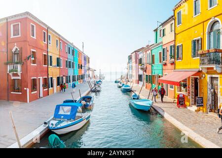 24 OCTOBRE 2018, BURANO, VENISE, ITALIE : rue Chanel avec bateaux et touristes sur l'île de Burano Banque D'Images