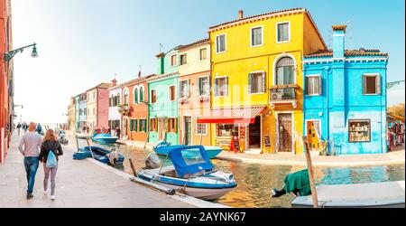 24 OCTOBRE 2018, BURANO, VENISE, ITALIE : rue Chanel avec bateaux et touristes sur l'île de Burano Banque D'Images