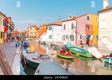 24 OCTOBRE 2018, BURANO, VENISE, ITALIE : bateaux sur le canal de l'île de Burano avec maisons colorées Banque D'Images