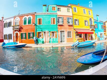 24 OCTOBRE 2018, BURANO, VENISE, ITALIE : rue Chanel avec bateaux et touristes sur l'île de Burano Banque D'Images