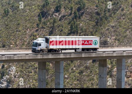 Pont De Bloukrans, Cap Oriental, Afrique Du Sud. Déc 2019. Pont de Bloukraans transportant une route à péage 216 mètres au-dessus de la gorge. Livraison d'une épicerie t Banque D'Images