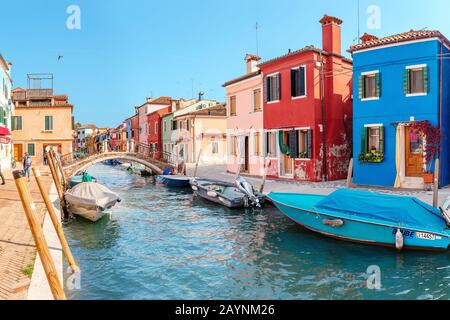 24 OCTOBRE 2018, BURANO, VENISE, ITALIE : bateaux sur le canal de l'île de Burano avec maisons colorées Banque D'Images