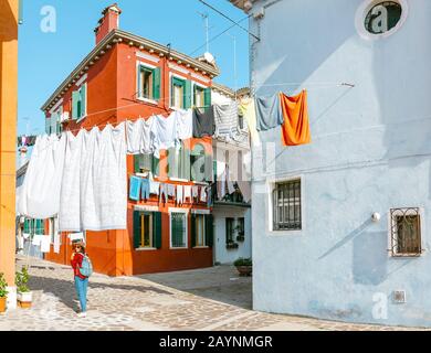 Façade d'une maison à Burano avec des vêtements de séchage Banque D'Images