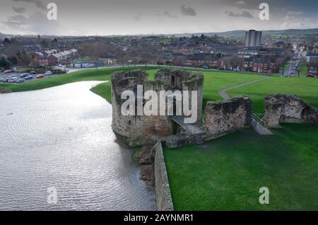 Château de Flint à Flintshire, au nord du Pays de Galles, avec une marée printanière exceptionnellement élevée. L'eau d'inondation de la rivière Dee à proximité s'approche des murs du château Banque D'Images