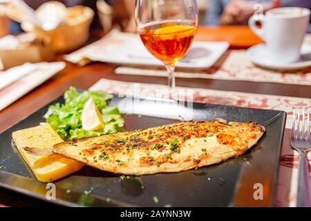 Poisson frais sur une assiette au restaurant Banque D'Images