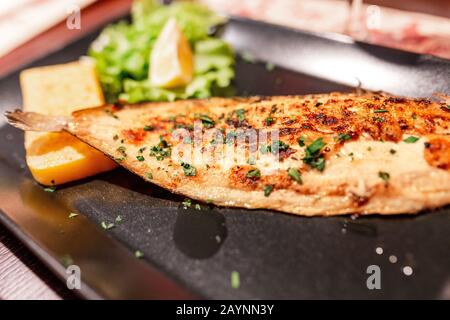 Poisson frais sur une assiette au restaurant Banque D'Images