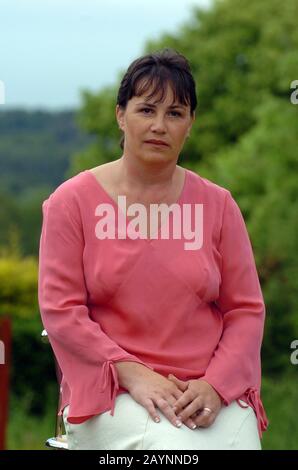 Linda Lepetit, ancienne voisine du meurtrier Hungerford Michael Ryan, a photographié dans sa nouvelle maison en 2004. Banque D'Images