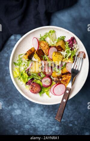 Salade de pommes de terre aux radis et aux légumes verts rôtis. Salade végétarienne d'été saine. Vue de dessus Banque D'Images