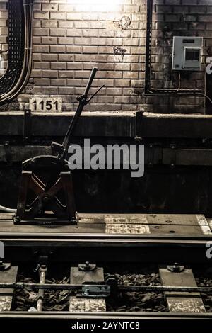 Choisissez votre chemin, levier de changement de voie ferroviaire dans un tunnel de métro Banque D'Images