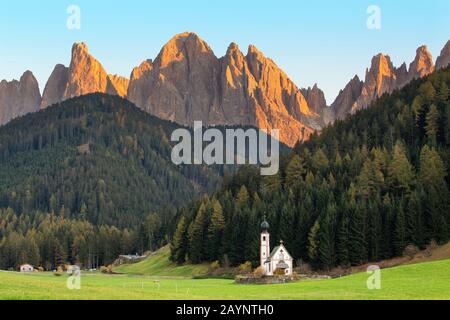 Église du village de Santa Magdalena au pied des Alpes des Dolomites en Italie Banque D'Images