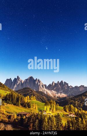 Vallée de Funes dans les montagnes des Dolomites la nuit. Étoiles et lune sur la chaîne de montagnes d'Odle Banque D'Images