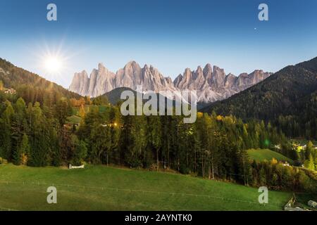 Vallée de Funes dans les montagnes des Dolomites la nuit. Étoiles et lune sur la chaîne de montagnes d'Odle Banque D'Images