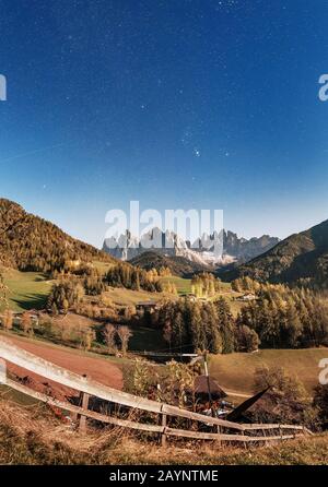 Vallée de Funes dans les montagnes des Dolomites la nuit. Étoiles et lune sur la chaîne de montagnes d'Odle Banque D'Images