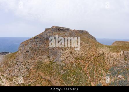 Vue panoramique sur l'île de Gramvousa près de la Crète, Grèce. Plage de Balos. Eaux turquoise magiques, lagons, plages de sable blanc pur à summ Banque D'Images
