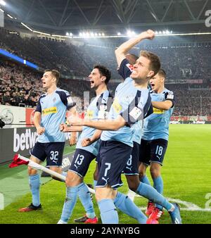 JUBE Lars STINDL (MG) après son objectif pour 1: 3, de gauche à droite Florian NEUHAUS (MG), Lars STINDL (MG), Patrick HERRMANN (MG), Stefan LAINER (MG) Football 1. Bundesliga, 22. Matchday, Fortuna Dusseldorf (D) - Borussia Monchengladbach (MG) 1: 4, le 15 février 2020 à Düsseldorf / Allemagne. € | utilisation dans le monde entier Banque D'Images