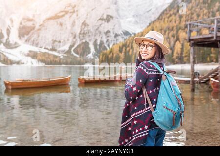 Voyageur de fille asiatique au majestueux lac Braies dans le Tyrol du Sud, Italie. Vacances et aventure en plein air dans le concept de parc naturel Banque D'Images