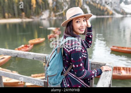 Voyageur de fille asiatique au majestueux lac Braies dans le Tyrol du Sud, Italie. Vacances et aventure en plein air dans le concept de parc naturel Banque D'Images