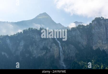 Base aérienne de Meiringen, sous la Reichenbachfalle, base militaire de scène de l'armée de l'air suisse avec une route publique traversant la piste. Banque D'Images