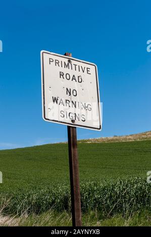 Panneau routier primitif avec trous de balle dans la Palouse près de Pullman, Etat de l'est de Washington, Etats-Unis. Banque D'Images
