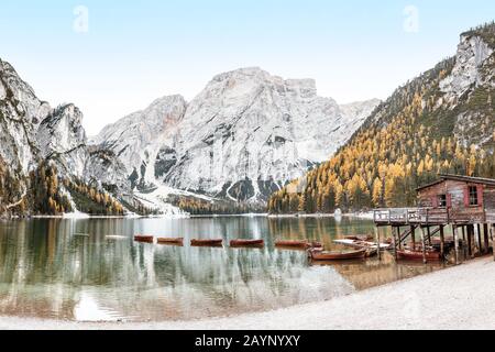 Un paysage panoramique magique aux couleurs calmes du célèbre lac Braies dans les Alpes des Dolomites pendant la saison d'automne. Une attraction touristique populaire Banque D'Images