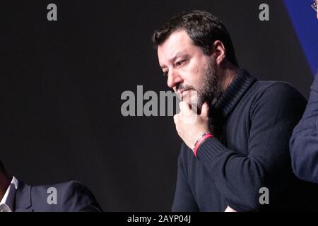 Matteo Salvini, secrétaire fédéral du parti de la Ligue (Lega), parle pendant le retour de la capitale à Rome. Banque D'Images