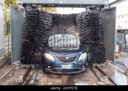 23 OCTOBRE 2018, VENISE, ITALIE: La voiture est lavée dans une station de service moderne de lavage automatique Banque D'Images