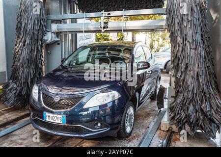 23 OCTOBRE 2018, VENISE, ITALIE: La voiture est lavée dans une station de service moderne de lavage automatique Banque D'Images