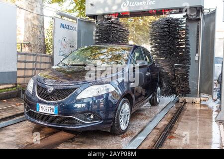 23 OCTOBRE 2018, VENISE, ITALIE: La voiture est lavée dans une station de service moderne de lavage automatique Banque D'Images