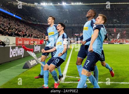 JUBE Lars STINDL (MG) après son objectif pour 1: 3, de gauche à droite Florian NEUHAUS (MG), Lars STINDL (MG), Denis ZAKARIA (MG), Patrick HERRMANN (MG) Soccer 1. Bundesliga, 22. Matchday, Fortuna Dusseldorf (D) - Borussia Monchengladbach (MG), le 15 février 2020 à Düsseldorf / Allemagne. € | utilisation dans le monde entier Banque D'Images