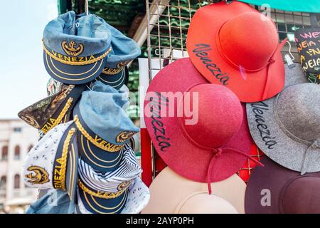 23 OCTOBRE 2018, VENISE, ITALIE : chapeaux souvenirs de Venise Banque D'Images