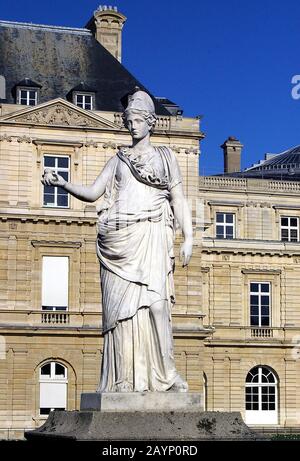 Statue de la déesse Minerva avec une chouette dans sa main, devant le Palais du Luxembourg. Paris/ France Banque D'Images