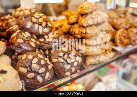 biscuits aux céréales et biscuits avec graines dans la boulangerie Banque D'Images