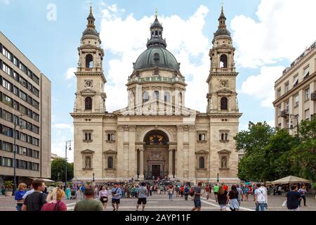 Place centrale en face de l'entrée du bâtiment de la basilique Saint-Étienne à Budapest, en Hongrie. Un grand nombre de personnes de différents pays Banque D'Images