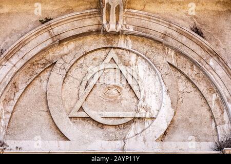 Théorie du complot concept du triangle Illuminati et Tous Voir l'oeil sur un temple ancien Banque D'Images