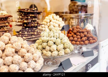 Assortiment de bonbons au chocolat dans une pâtisserie Banque D'Images