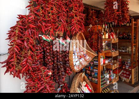 Souvenirs, paprika rouge amère séchée et autres produits alimentaires dans une petite boutique de la rue touristique Szentendre, près de Budapest, Hongrie Banque D'Images