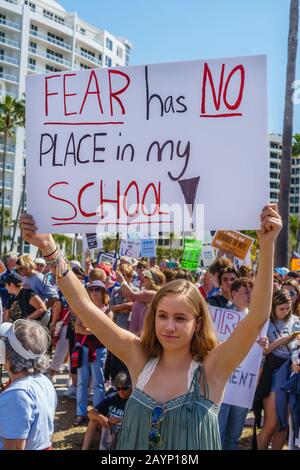 Le 24 mars 2018/Sarasota,FL, USA-Teenage Girl détient le signe de la peur de lecture N'A pas De Place dans mon école à la manifestation anti-armes mars après Parkland. Banque D'Images