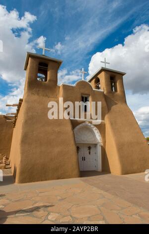 L'église San Francisco de Assise Mission à Ranchos de Taos, au Nouveau-Mexique, aux Etats-Unis, a été achevée en 1816 est une église coloniale espagnole sculptée avec massi Banque D'Images